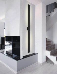 Luminaire mural moderne VESTA Kuzco ws7972-bk au mur prs du foyer