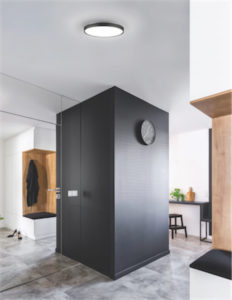 Luminaire plafonnier moderne BRUNSWICK Kuzco FM43518-BK dans l'entrée de la maison avec armoire brune