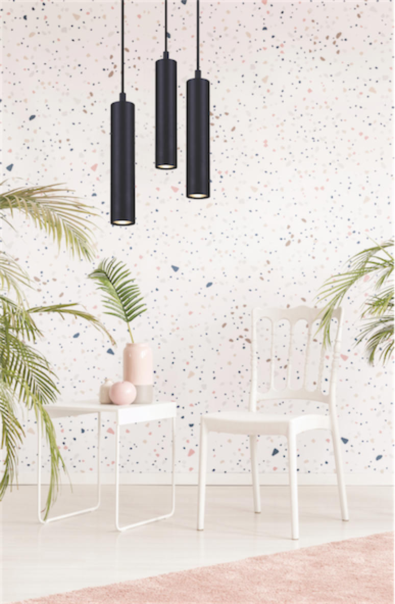 Luminaire suspendu moderne CARVER Canarm IPL764A01BKW10 au-dessus d'une chaise et petite table blanche avec Mur terrazo pastel et plantes vertes