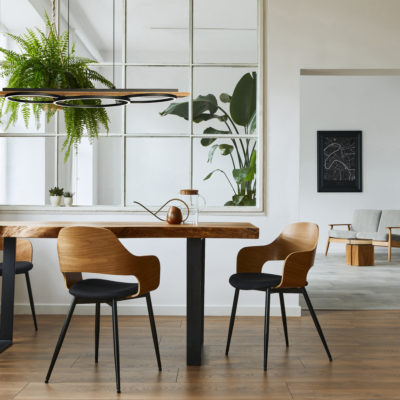 Luminaire suspendu moderne BOYAL Eglo 204922A au-dessus de la table de salle à manger en bois avec chaises en bois