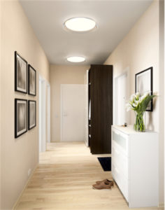 Luminaire plafonnier moderne HAMPTON Kuzco FM43117-CL dans le passage avec commode blanche et cadres avec plancher en bois pâle